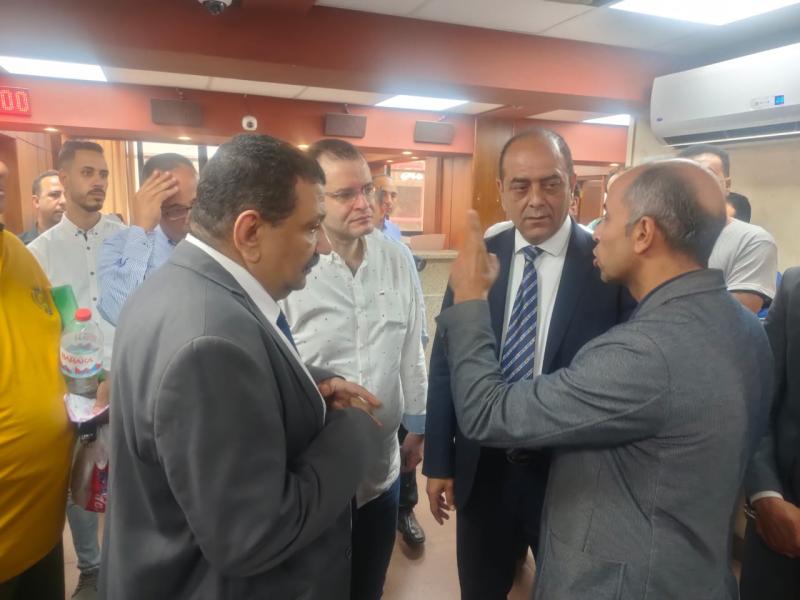 المهندس أسامة الشاهد خلال لقائه بالعاملين بغرفة الجيزة