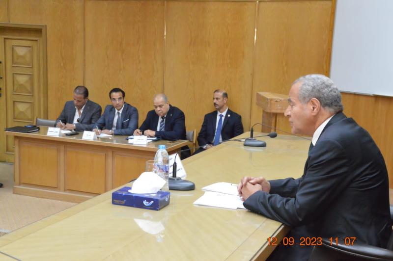 وزير التموين خلال اجتماعة مع مديري المديريات