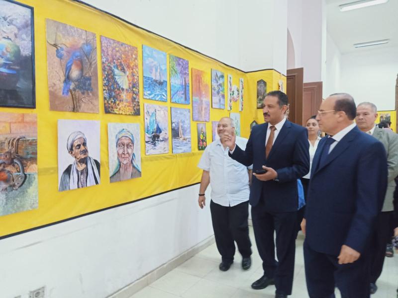 سلومة يتجول بالمعرض