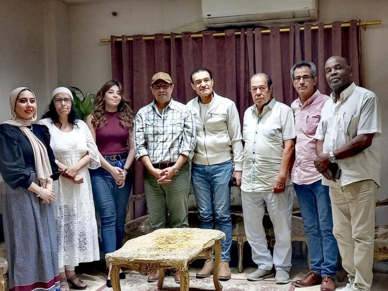 الفنان أحمد الشافعى مع أبطال عرض عزيزة
