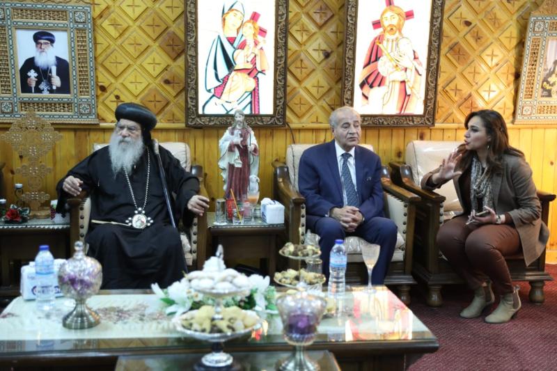 وزير التموين خلال التهنئة للاقباط