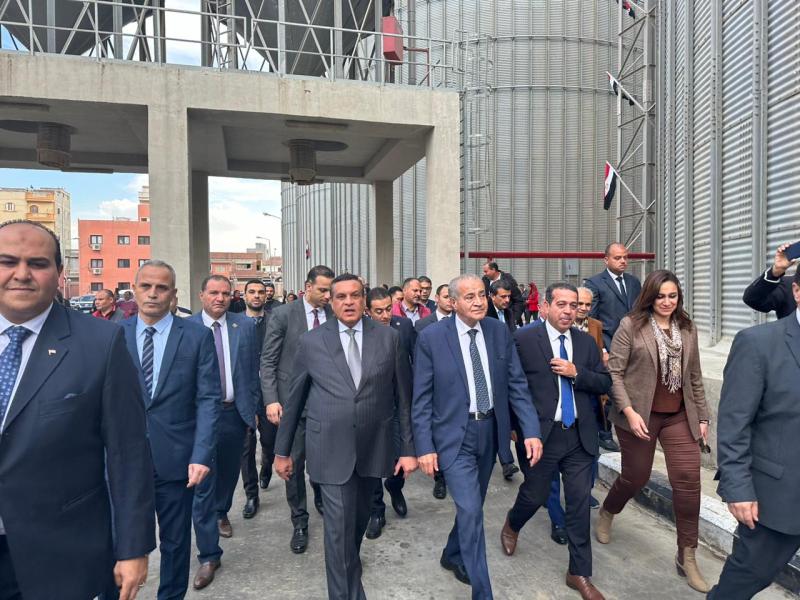 وزير التموين خلال الجولة التفقدية