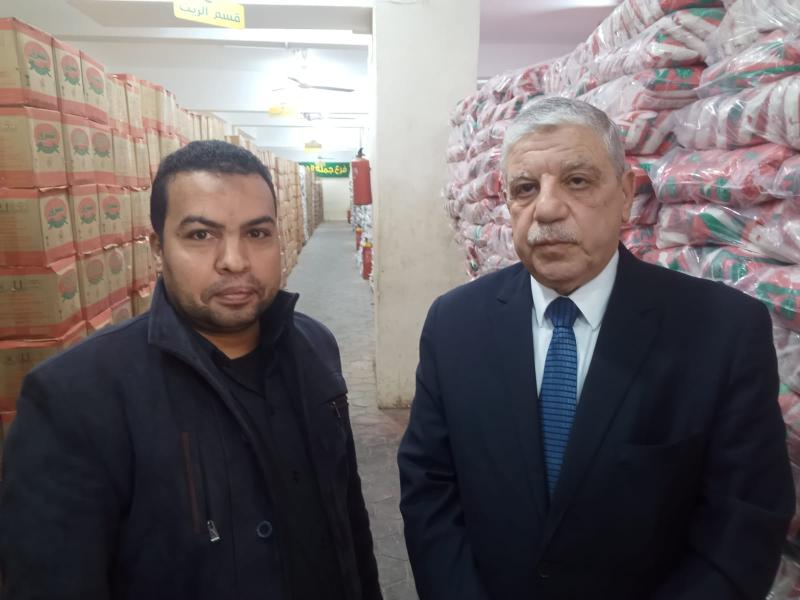 الصحفي حسن علي ومحمد الباهي الرئيس التنفيذي للشركة المصرية لتجارة الجملة