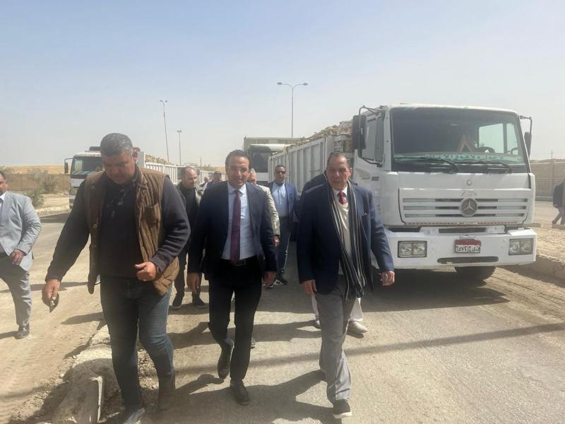 د. أحمد كمال وقيادات الشركة خلال الجولة التفقدية بمصنع السكر بالفيوم