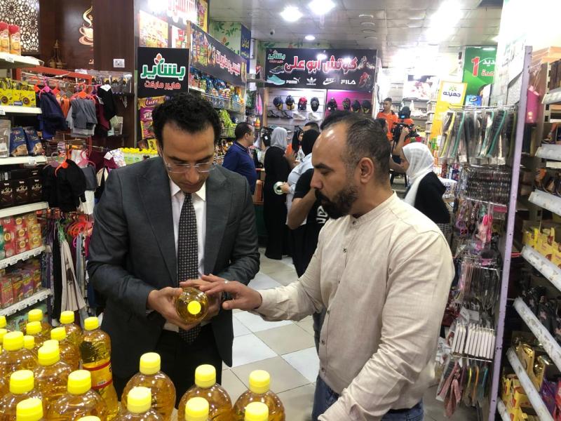 أحمد كمال المتحدث الرسمى لوزارة التموين خلال جولة تفقدية اليوم