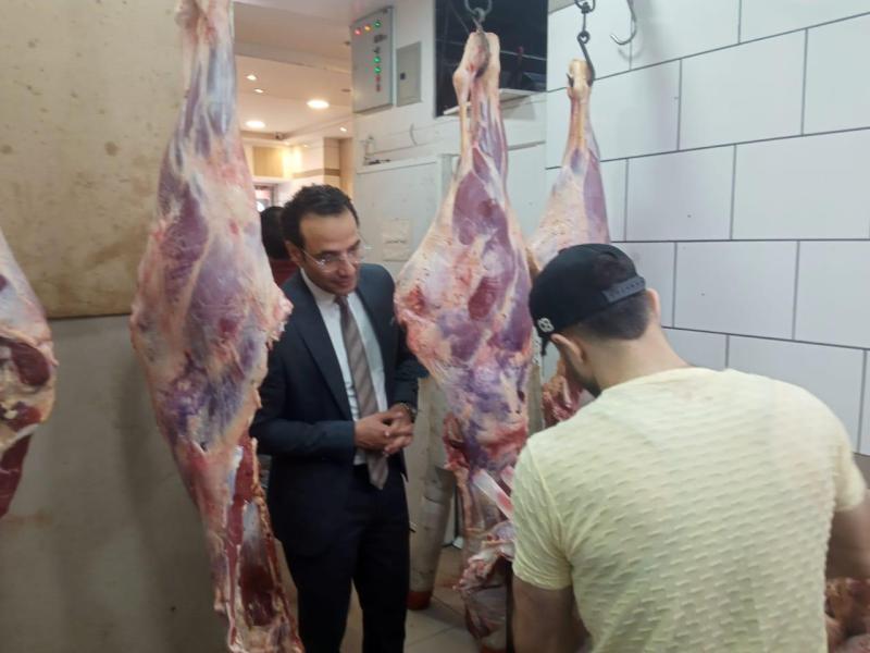 أحمد كمال معاون وزير التموين خلال تفقده منافذ المجمعات الإستهلاكية