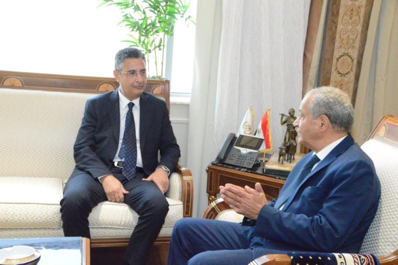 وزير التموين والتجارة الداخلية شريف فاروق خلال تقديمه الشكر للدكتور علي المصيلحي وزير التموين السابق