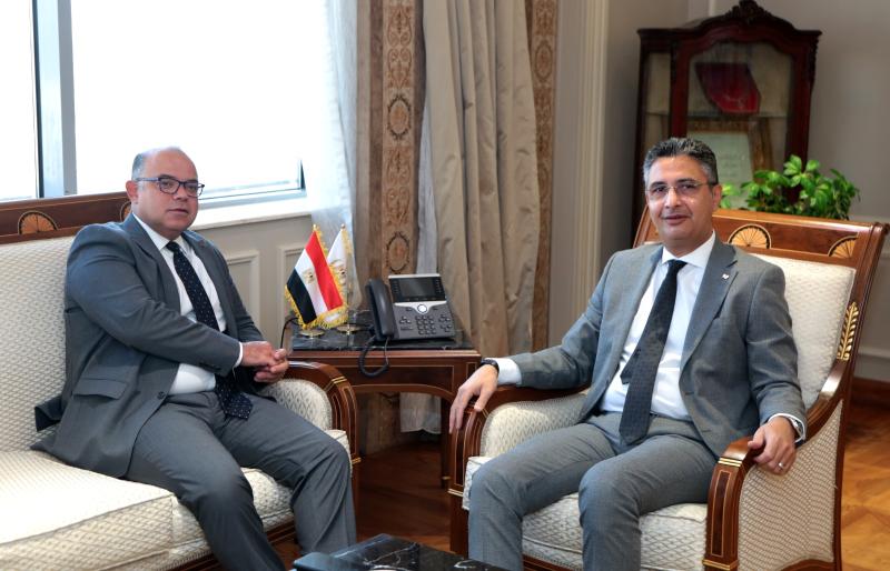 وزير التموين والتجارة الداخلية الدكتور شريف فاروق خلال استقباله رئيس الهيئة العامة للرقابة المالية