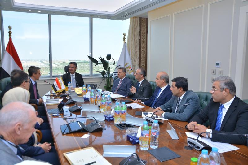 وزير التموين والتجارة الداخلية خلال اجتماعه مع وفد من البنك الدولى