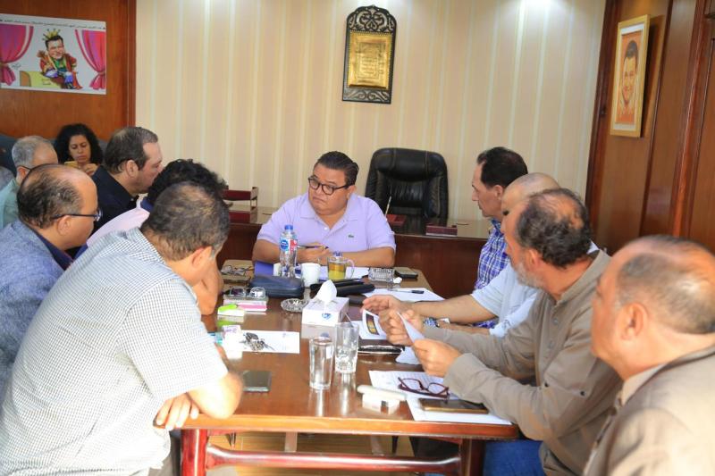 المخرج خالد جلال ومديرى فرق بيت المسرح