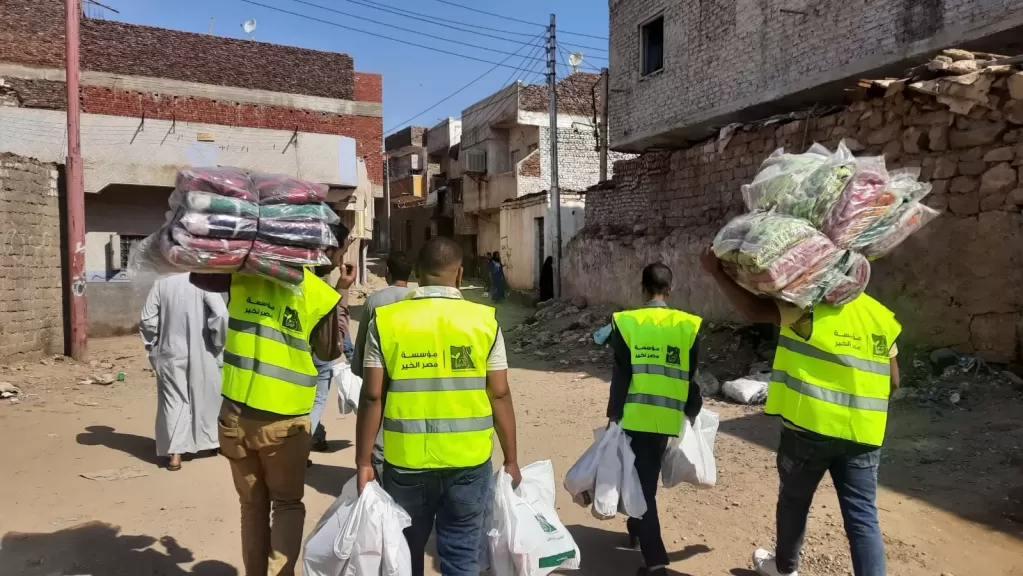حملة مصر الخير خلال توزيع البطاطين علي المواطنين