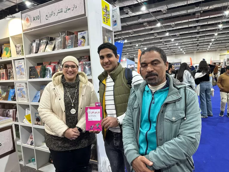 جانب من توقيع الكتاب