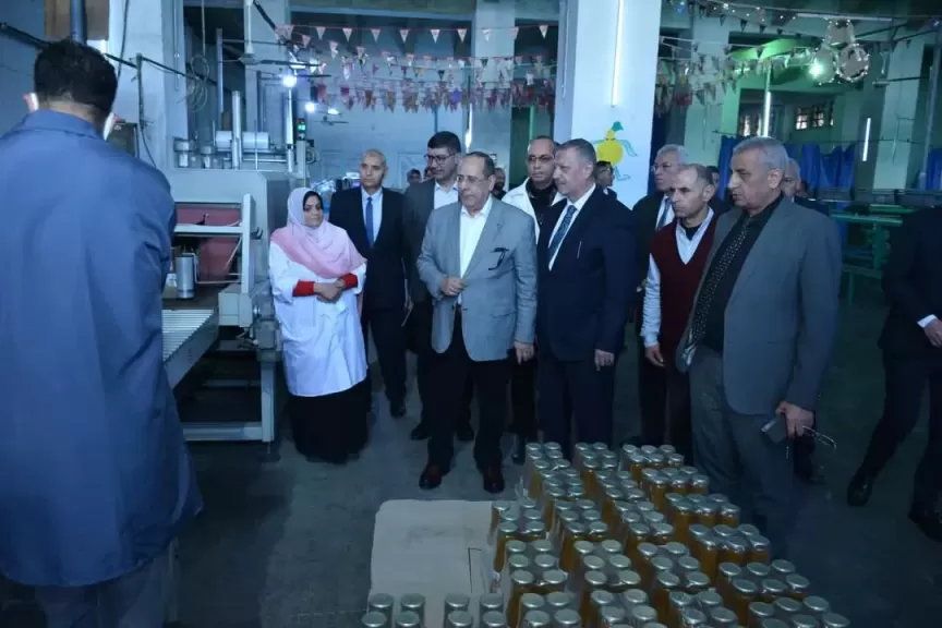 الدكتور علاء ناجي الرئيس التنفيذي للشركة القابضة للصناعات الغذائية خلال الجولة التفقدية