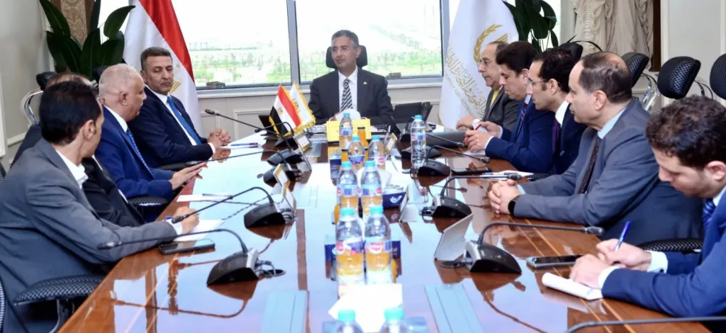 وزير التموين الدكتور شريف فاروق خلال اجتماعة اليوم مع ممثلي بقالين التموين ومشروع جمعيتي بالوزارة