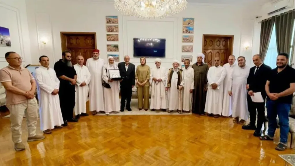 الجالية الليبية بالإسكندرية خلال تُكرّم القنصل العام لهم