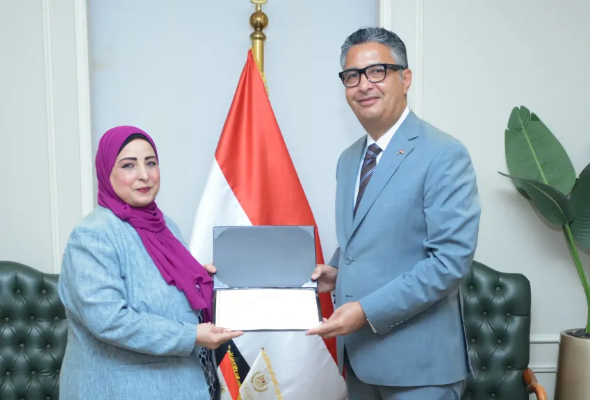 وزير التموين الدكتور شريف فاروق خلال تكريمة للعاملين