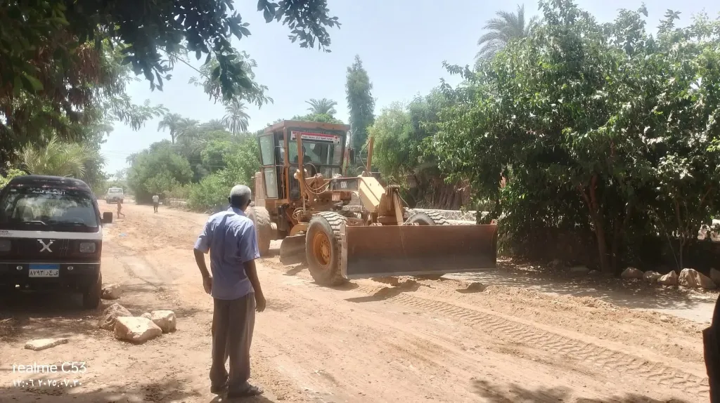 خلال عملية تجريف الطريق