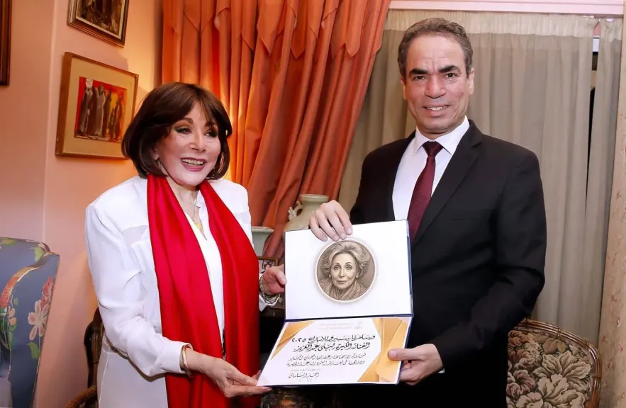 الفنانة لبنى عبد العزيز والمسلمانى