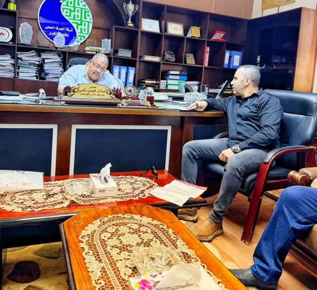 النائب محمد رضا البنا مع المهندس عادل حسن رئيس شركة الصرف الصحي بالقاهرة 