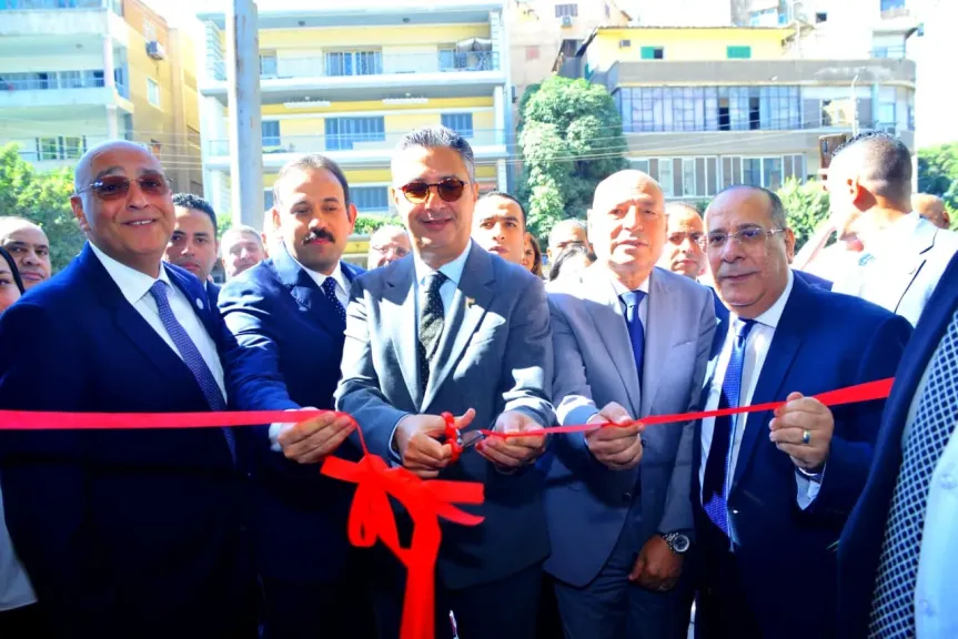 وزير التموين والتجارة الداخلية خلال افتتاحه فرع كاري أون