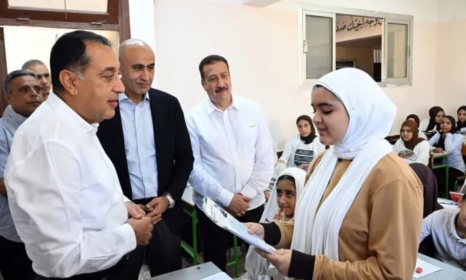 رئيس الوزراء فى مدرسة فاطمة الزهراء الإعدادية للبنات