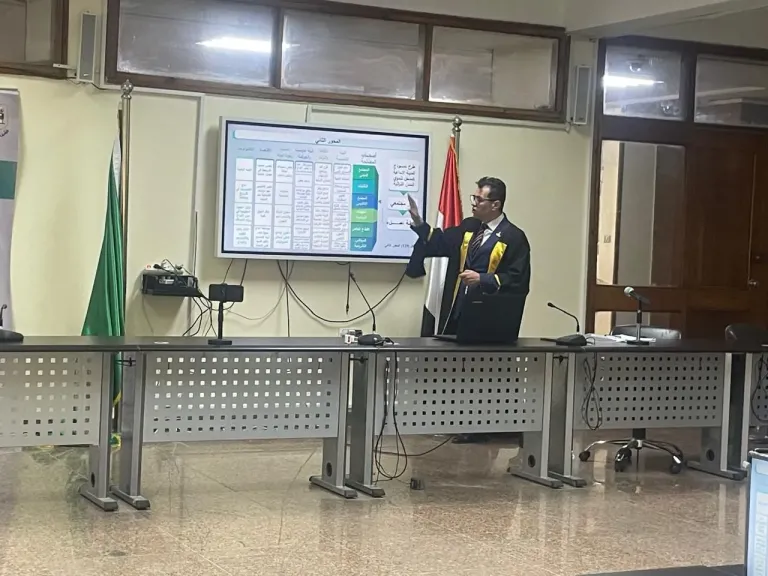 النائب إيهـاب زكريا خلال مناقشته أطروحة دكتوراه حول تطوير المدن التراثية 