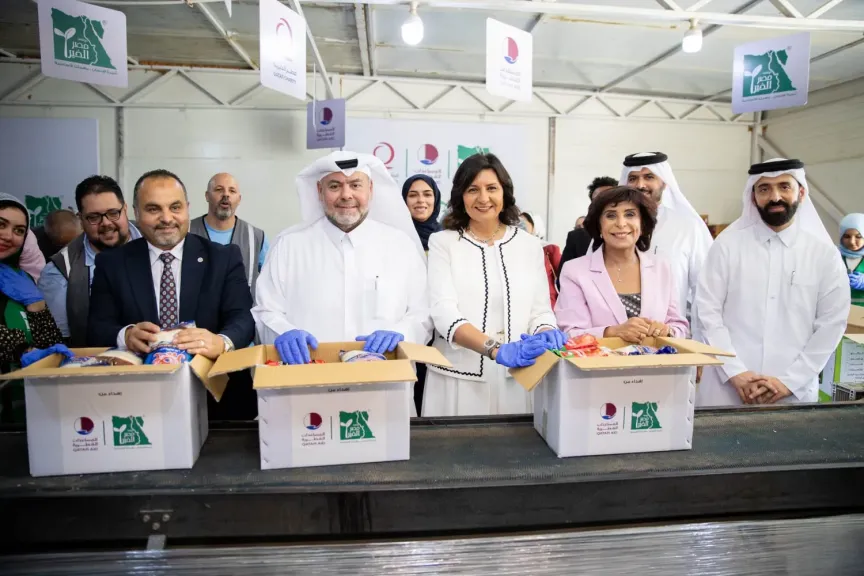 خلال تعبئة السلال الغذائية لأهالينا في غزة 