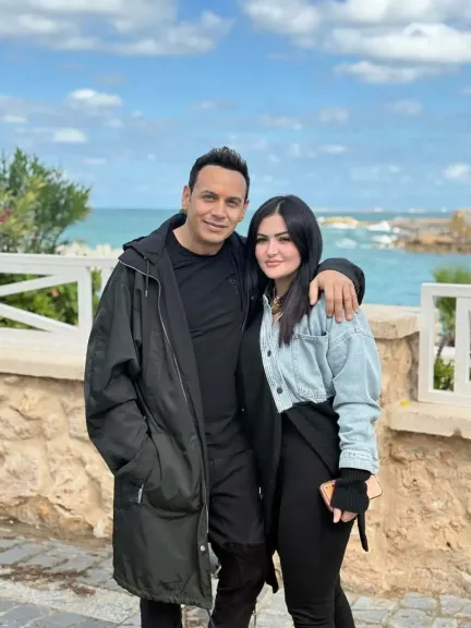 مصطفى قمر وزوجته