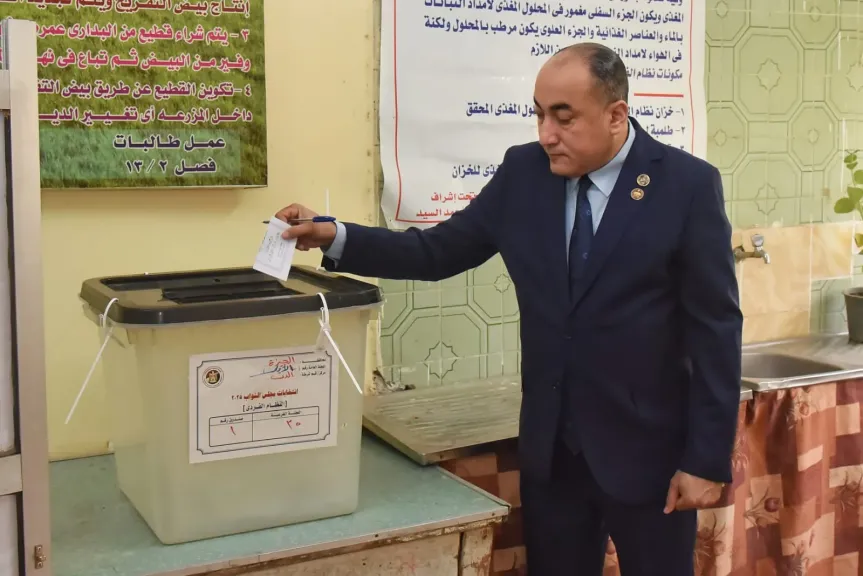 النائب عمرو رشاد عضو لجنة الإسكان بمجلس الشيوخ خلال الإدلاء بصوته