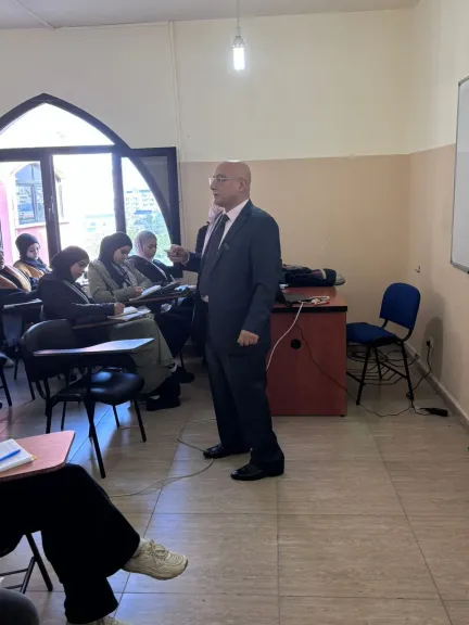 خليل الاشقر _ رئيس جمعية الأكاديميين يحاضر في جامعة AUCE 