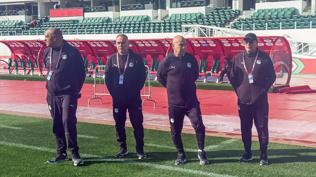 جهاز المنتخب فى ملعب المباراة