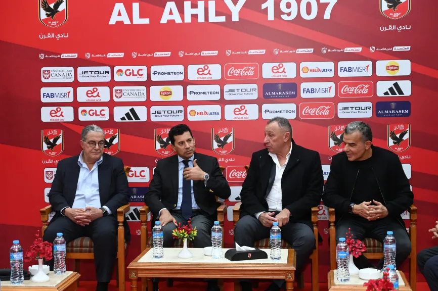 وزير الشباب والرياضة ومجلس إدارة النادي الأهلي 