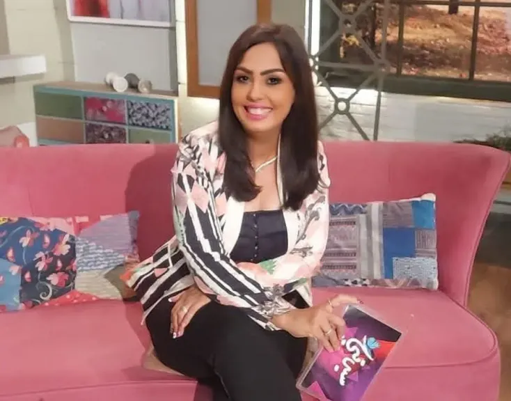 المذيعة عزة عبد الحكيم 