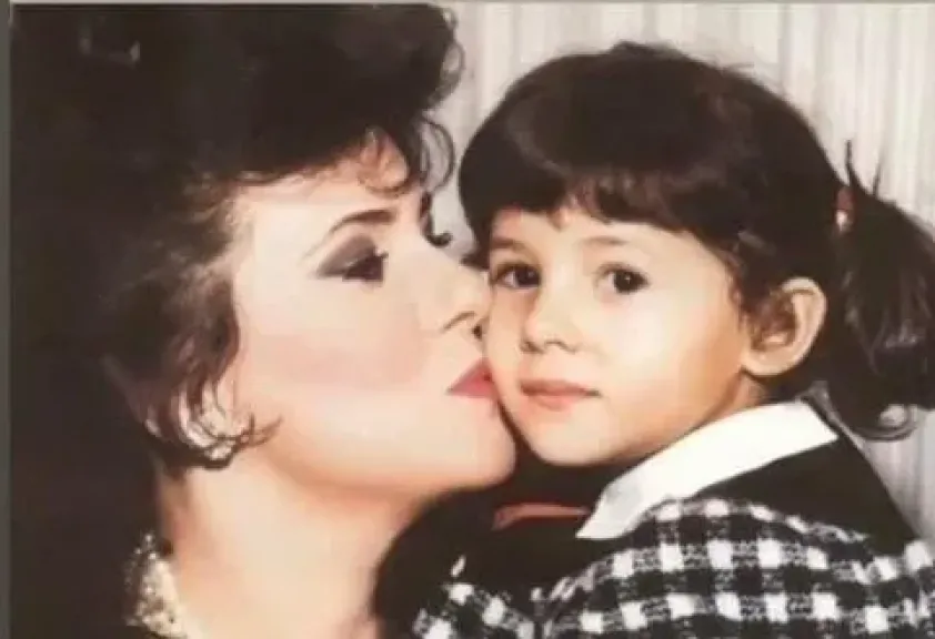 الفنانة الراحلة دلال عبد العزيز ودنيا سمير غانم 