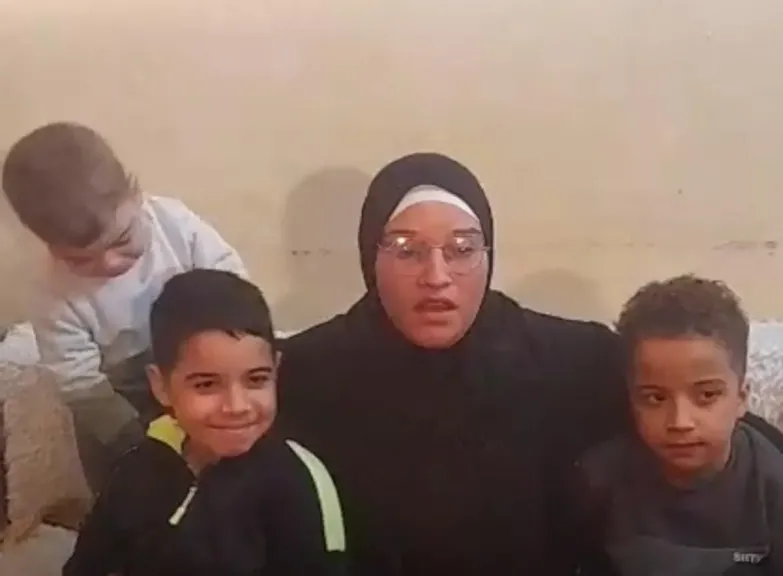 الأم واطفالها الثلاثة 