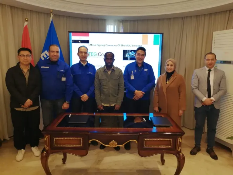 خلال توقيع مذكرة تفاهم لتصدير الزجاج الهندسي 