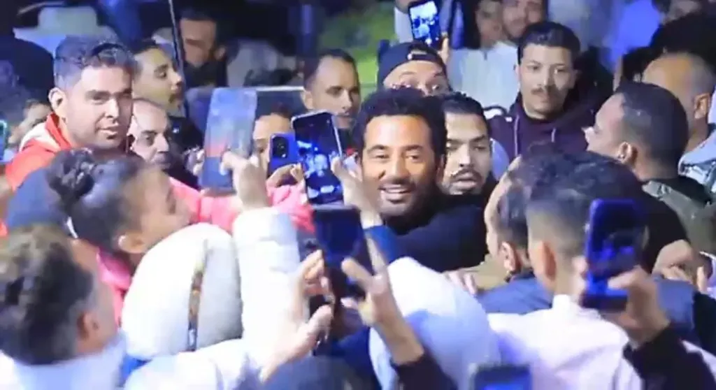 عمرو سعد وسط الجمهور فى الشارع 