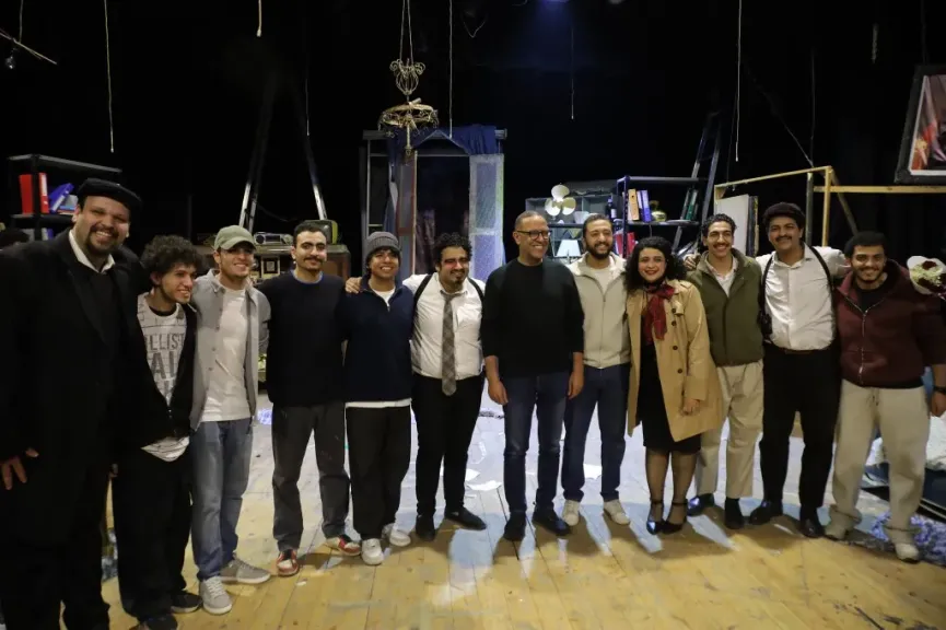 أشرف عبد الباقي وسط أبطال العرض المسرحي 