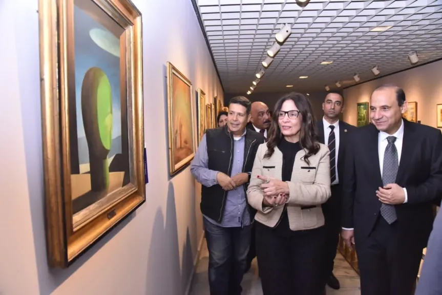 وزيرة الثقافة تفتتح معرض تشكيلى 