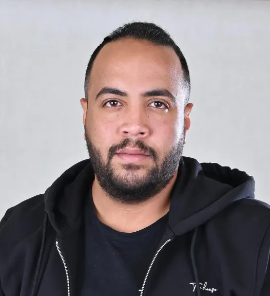 المؤلف أحمد عبد الستار 