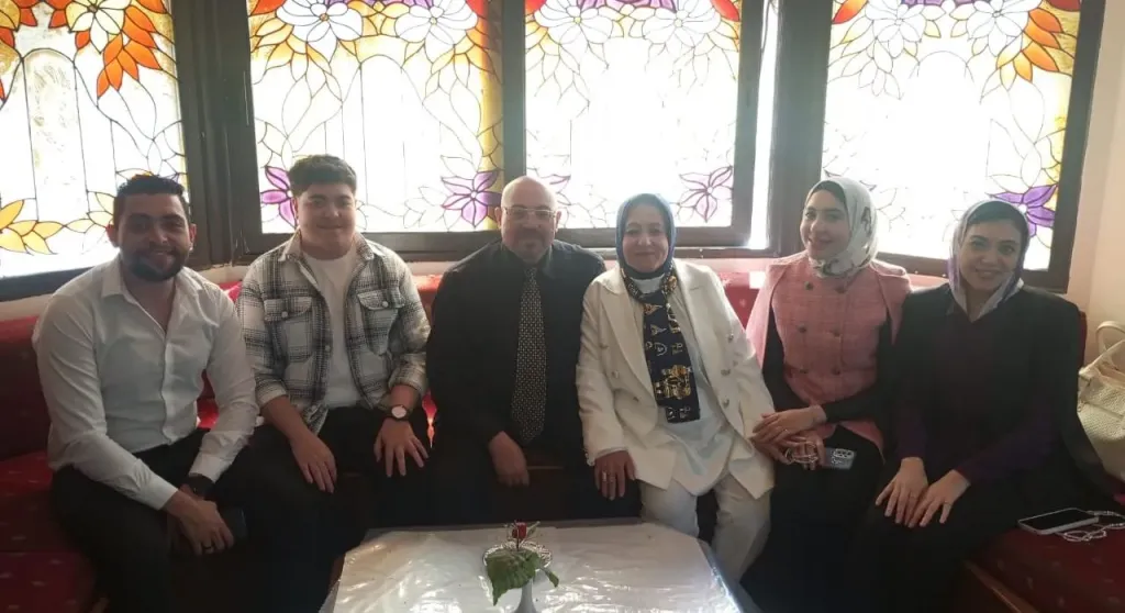 العاملون بأخبار الإذاعة يحتفلون  بالسيدة نظيمة عبد الستار 