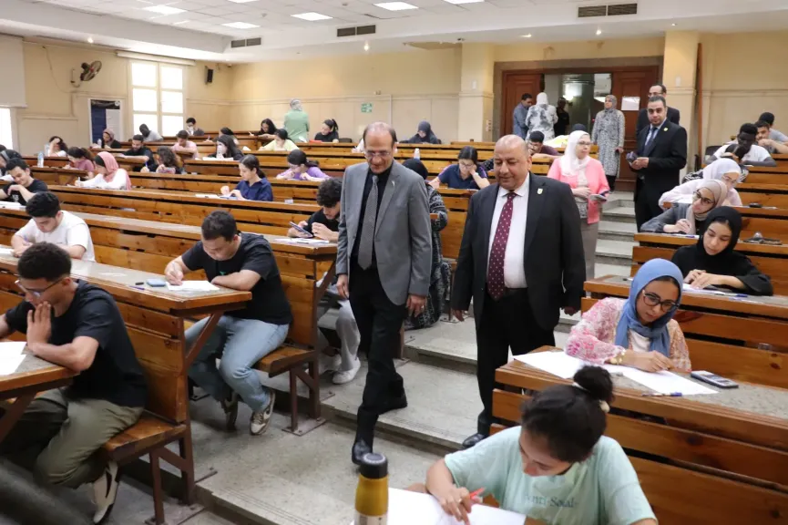 نائب رئيس جامعة القاهرة يتفقد امتحانات نهاية العام بكلية الاقتصاد والعلوم السياسية