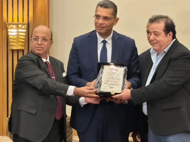 تكريم د. عاطف عبداللطيف 