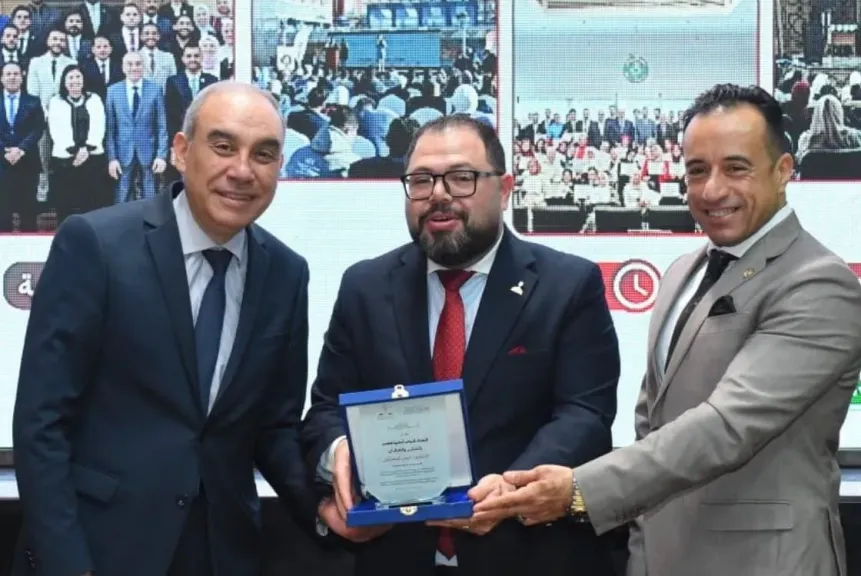 السفير علاء يوسف ووسام صبرى يكرمان د. أيمن الدهشان 
