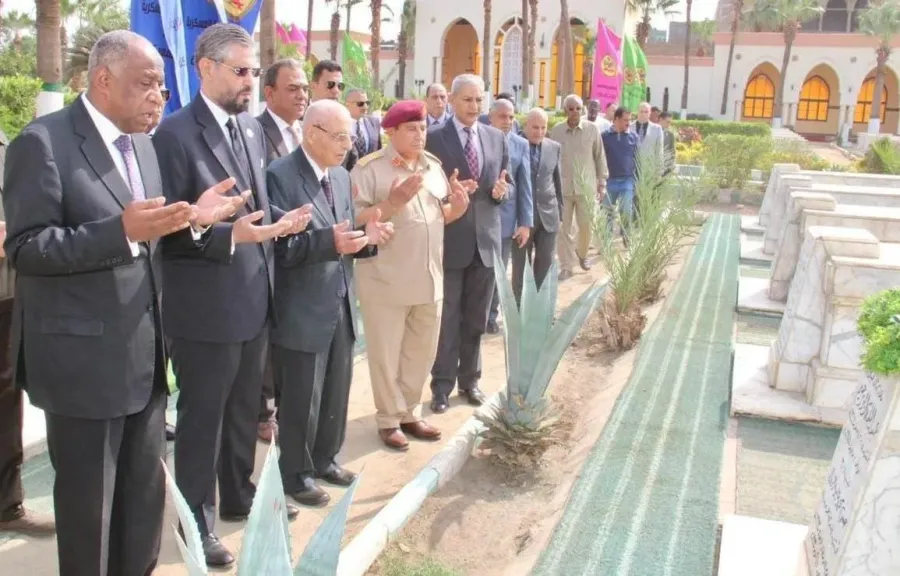السفير الليبى بالقاهرة يزور مقابر الشهداء العرب
